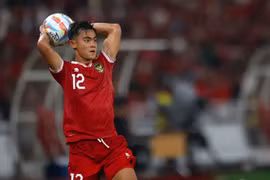 Pha ném biên giúp Indonesia suýt có bàn thắng vào lưới Argentina