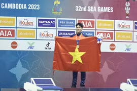 Kình ngư Trần Hưng Nguyên lập 'hat-trick Vàng' tại SEA Games 32