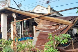 Mưa lớn kèm lốc xoáy tại Bình Phước, gây tốc mái, hư hại nhiều nhà cửa