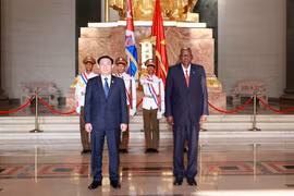 Chủ tịch Quốc hội Vương Đình Huệ và Chủ tịch Quốc hội Chính quyền Nhân dân nước Cộng hòa Cuba Esteban Lazo Hernandez chụp ảnh lưu niệm tại lễ đón. (Ảnh: Doãn Tấn/TTXVN)