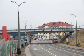 Ba Lan tạm đóng cửa khẩu lưu thông hàng hóa cuối cùng với Belarus