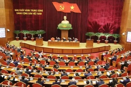 Các đại biểu biểu quyết thông qua chương trình hội nghị. (Ảnh: Trí Dũng/TTXVN)