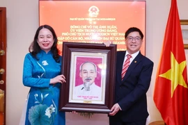 Phó Chủ tịch nước gặp gỡ cộng đồng người Việt Nam tại Mozambique