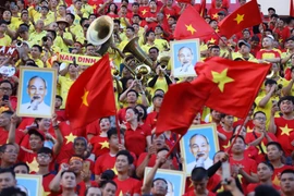 Cổ động viên 'hâm nóng' trận cầu Việt Nam-Syria tại Thiên Trường