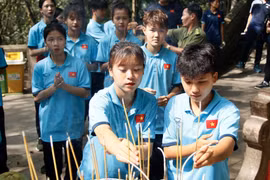 Đội tuyển Nữ U20 Việt Nam dâng hương tưởng niệm các Vua Hùng