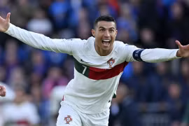 Ronaldo ghi bàn trong ngày cán mốc 200 trận đấu cho Bồ Đào Nha