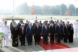 Lãnh đạo Đảng, Nhà nước đặt vòng hoa, vào Lăng viếng Bác