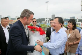 Thủ tướng Luxembourg Xavier Bettel tham quan Vịnh Hạ Long
