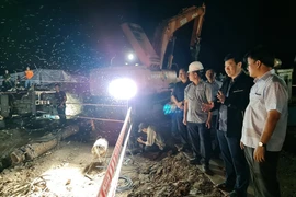 [Photo] Đêm thứ 4 cứu nạn bé trai Hạo Nam rơi vào cọc bêtông 