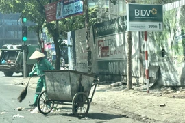 Hà Nội: Người lao động vất vả mưu sinh giữa trời nắng nóng