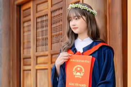 Cô học trò nghèo vượt qua bệnh tật trở thành thủ khoa khối C