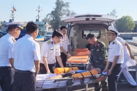 Kịp thời đưa ngư dân bị bệnh từ Trường Sa vào đất liền để điều trị