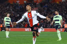 Đội bét bảng Premier League loại Man City khỏi Cúp Liên đoàn Anh