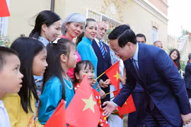 Chủ tịch nước Võ Văn Thưởng gặp gỡ cán bộ, nhân viên Đại sứ quán và cộng đồng người Việt Nam tại Italy. (Ảnh: Thống Nhất/TTXVN)