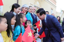 Chủ tịch nước Võ Văn Thưởng gặp gỡ cán bộ, nhân viên Đại sứ quán và cộng đồng người Việt Nam tại Italy. (Ảnh: Thống Nhất/TTXVN)