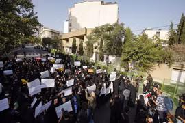 Vụ báng bổ kinh Koran: Iran triệu các đại diện của Thụy Điển, Đan Mạch