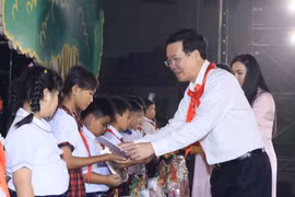 Chủ tịch nước dự Đêm hội trăng rằm-Lồng đèn thắp sáng ước mơ