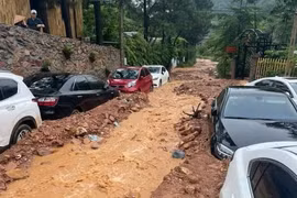 Hà Nội: Nhiều ôtô bị mắc kẹt cạnh khu vực đất đồi Sóc Sơn do mưa lớn