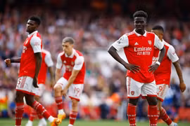 Arsenal 'đầu hàng' Man City trong cuộc đua vô địch Premier League