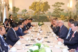 Thủ tướng Phạm Minh Chính làm việc với CEO các doanh nghiệp bán dẫn Hoa Kỳ. (Ảnh: Dương Giang/TTXVN)
