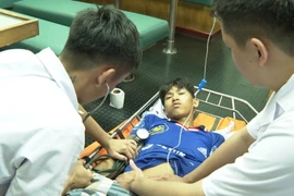 Đưa ngư dân bị viêm ruột thừa từ Trường Sa vào đất liền điều trị
