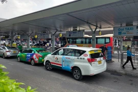 Tạm ngưng thay đổi cách thu phí taxi tại sân bay Tân Sơn Nhất