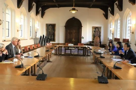 Thúc đẩy hợp tác với Đại học Cambridge trong tăng trưởng xanh và KHCN