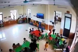Ninh Bình: Cháu bé 3 tuổi bị giáo viên tát, kéo tay, đá vào người