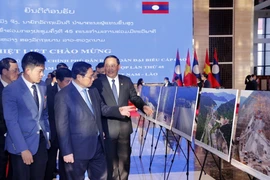 [Photo] Trưng bày ảnh về thành tựu hợp tác song phương Việt Nam-Lào