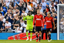 Thành Manchester chia nửa vui buồn, Liverpool thắng trận đầu