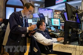 Các số liệu kinh tế Mỹ 'phủ bóng' chứng khoán thế giới phiên 18/1