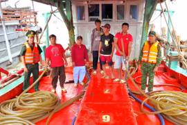 Cà Mau: Phát hiện tàu cá vận chuyển trái phép hơn 20.000 lít dầu DO