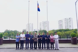 Đại sứ và phó đại sứ các nước ASEAN tại Liên bang Nga chụp ảnh lưu niệm nhân kỷ niệm 56 năm Ngày thành lập ASEAN. (Ảnh: TTXVN)