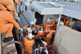 Đưa thủy thủ nước ngoài bị tai nạn vào bờ cấp cứu kịp thời