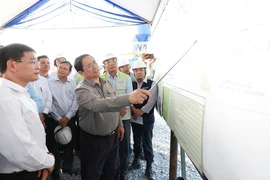 [Photo] Thủ tướng kiểm tra tiến độ xây dựng cầu Nhơn Trạch