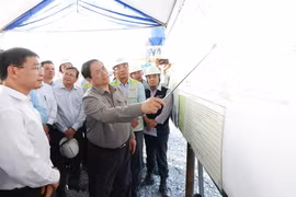 [Photo] Thủ tướng kiểm tra tiến độ xây dựng cầu Nhơn Trạch