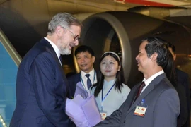 Bộ trưởng Bộ Giáo dục và Đào tạo Nguyễn Kim Sơn đón Thủ tướng Séc Petr Fiala tại Sân bay Quốc tế Nội Bài. (Ảnh: Minh Đức/TTXVN)