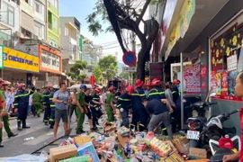 Sập trần nhà cửa hàng tiện lợi, một số người bị mắc kẹt bên trong