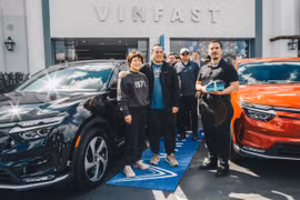 VinFast chính thức tiến hành bàn giao xe cho khách hàng Mỹ