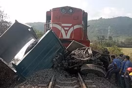 Khánh Hòa: Tai nạn đường sắt khiến một tài xế xe tải tử vong