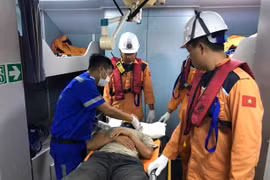 Kịp thời đưa ngư dân gặp nạn trên vùng biển Trường Sa vào bờ cấp cứu