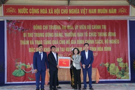 Trưởng Ban Tổ chức Trung ương Trương Thị Mai tặng quà cho chính quyền địa phương xã Kim Bôi, huyện Kim Bôi (Hòa Bình). (Ảnh: Vũ Hà/TTXVN)