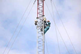 Chiến dịch 'cõng sóng' lên vùng biên: Để không ai bị bỏ lại phía sau