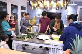 Xuân Quý Mão: Gia đình kiều bào Anh gìn giữ phong tục Tết cổ truyền