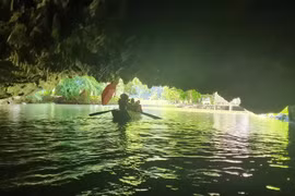 Du khách tham quan Khu du lịch Tam Cốc. (Ảnh: Đỗ Huy/Vietnam+)