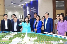 Đoàn cán bộ Lào khảo sát thực tế tại Trung tâm tinh hoa làng nghề Việt