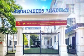 Học sinh lớp 1 bị bỏ quên trên xe giữa trưa sau chuyến đi dã ngoại