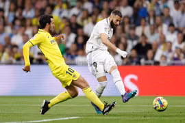 Real Madrid 'đầu hàng' Barcelona trong cuộc đua ngôi vương
