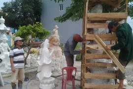 Chàng thanh niên làm giàu từ nghề điêu khắc đá truyền thống