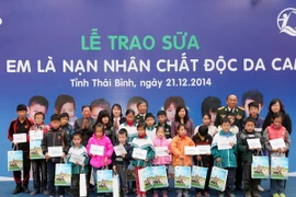 Trao tặng sữa cho trẻ nhiễm chất độc da cam tỉnh Thái Bình